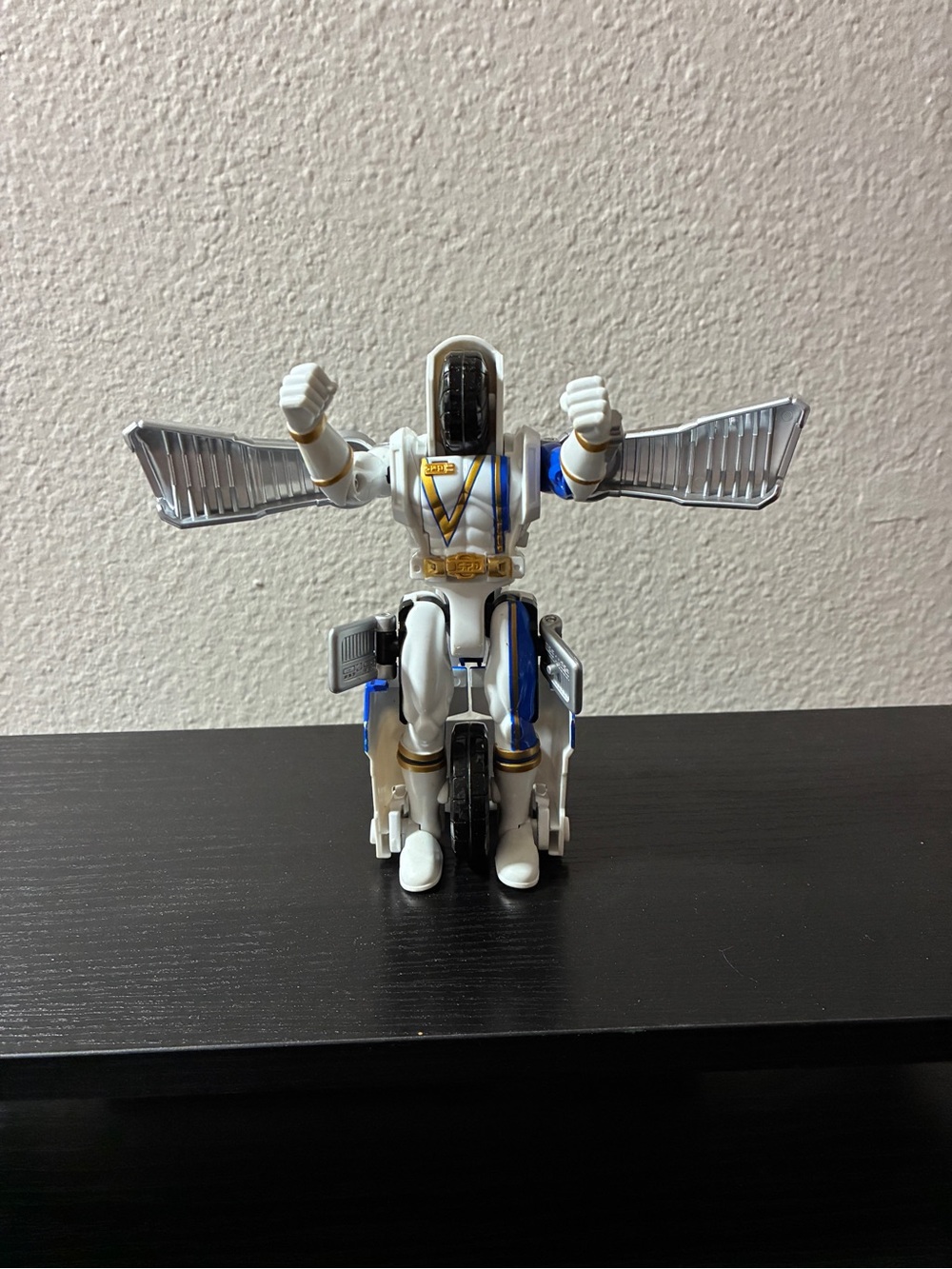 Power Rangers S.P.D Mega Morphin
Omega Ranger Transforms Into
Vehicle SPD Loose